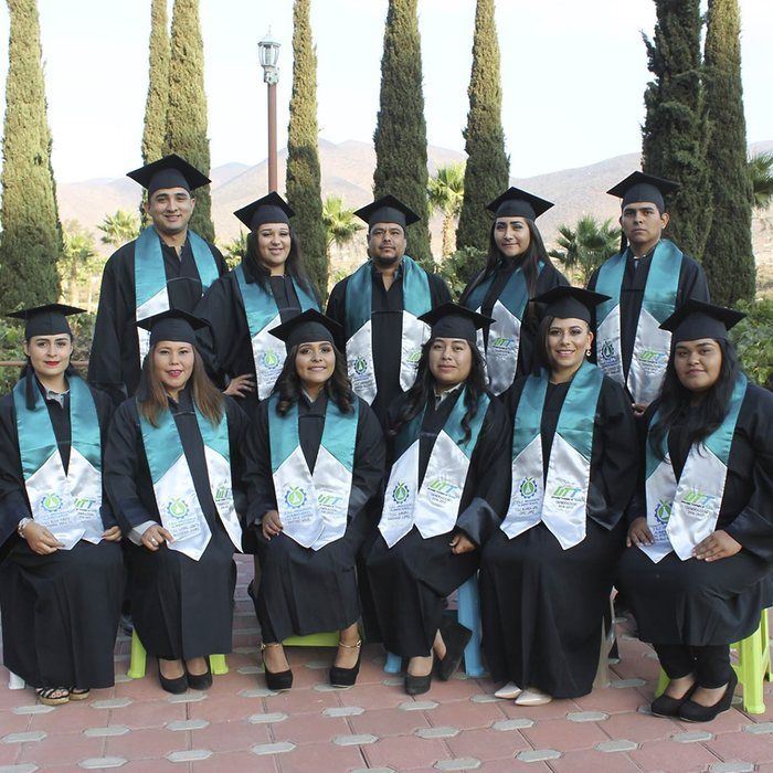 Generación de la Universidad Tecnológica de Tijuana con estolas bordadas