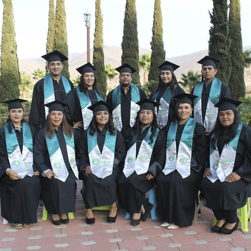 Generación de la Universidad Tecnológica de Tijuana con estolas bordadas por Graduaciones Vázquez