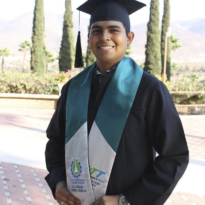 Egresada con toga y birrete el día de su graduación