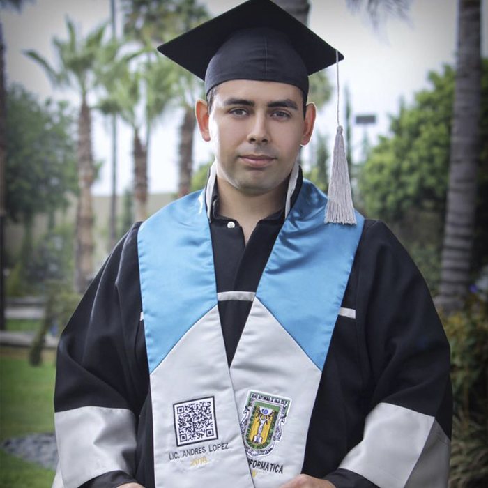 Egresado con toga y birrete el día de su graduación