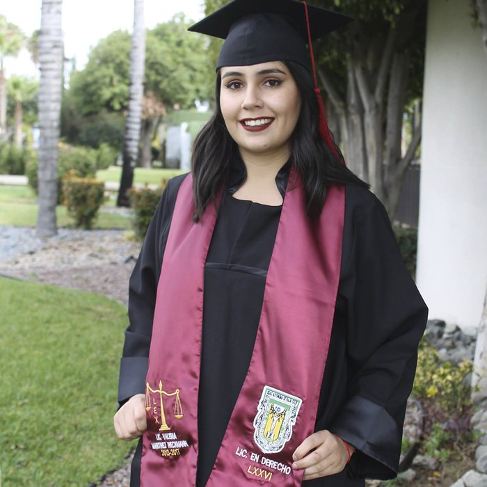 Egresado con estola de graduación personalizada